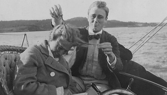 Рузвельт со своей кузиной Джин Делано на парусной прогулке. 1910 г.
