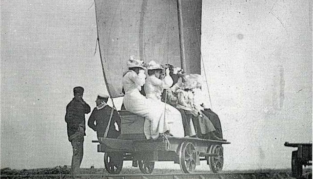 Важные дамы отправляются к дамбе South Gare в Йоркшире. 1910-е гг.