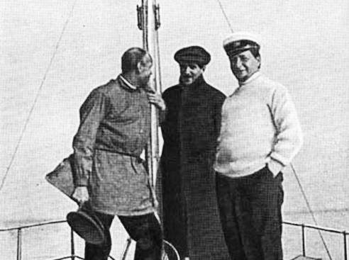 Л. Н. Андреев Л.Н. (справа) на своей моторной яхте «Далекий». С ним его друзья - художник Н. И. Кульбин и критик К. И. Чуковский. 1913 г.