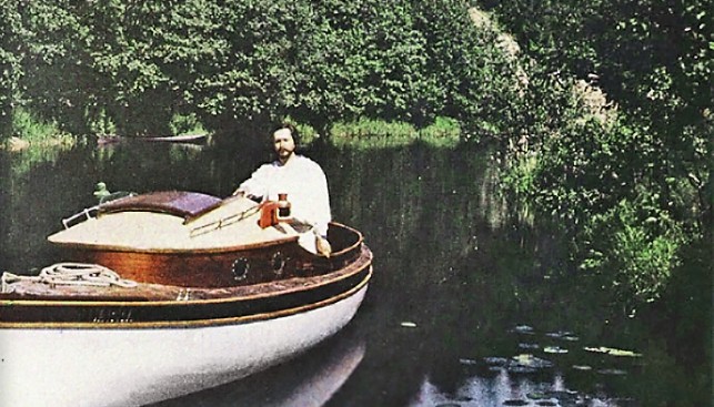 Леонид Андреев у руля лодки «Савва». 1909 г.