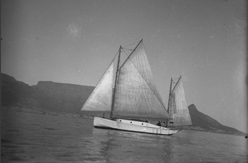 Islander в море