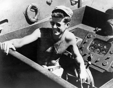 Джон Кеннеди у пульта управления торпедного катера