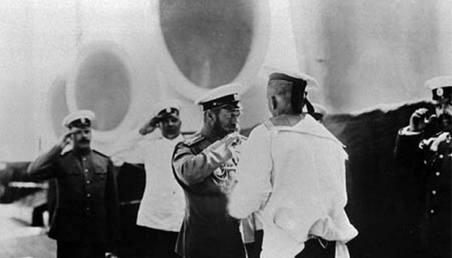 Николай II принимает чарку по прибытию на яхту "Штандарт". 1910 гг.