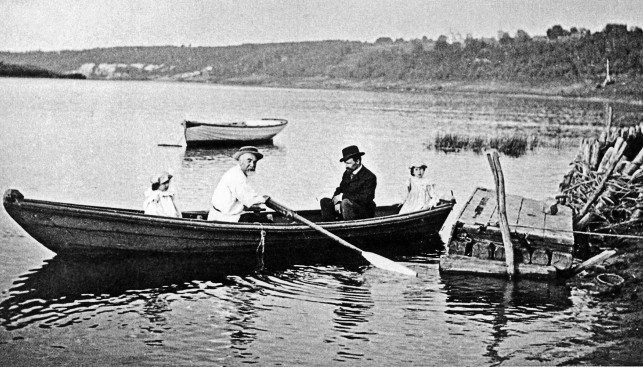 Поленов с дочерьми Натальей и Ольгой и доктором Трояновским. 1901 г.