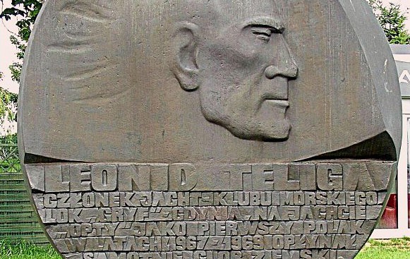 Памятник Леониду Телиге в яхт-клубе «Гриф», вымпел которого он пронес вокруг света