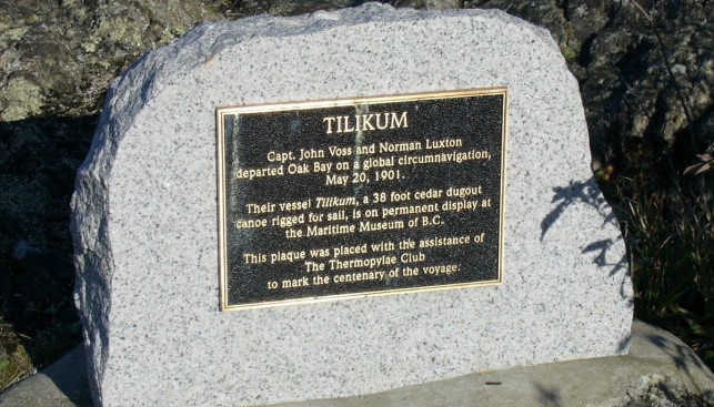 Мемориальный камень в заливе Оук-Бэй с надписью, гласящей, что именно отсюда капитан Восс и Норман Лакстон отправились в свое беспримерное путешествие на индейском каноэ «Тиликум»