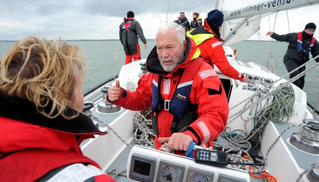 Портативные рации использовались экипажами во время гонок Clipper Race, на этом настоял лично сэр Робин Нокс-Джонстон