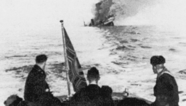 25 августа 1942 года. Тонущий «Сибиряков», вид с борта крейсера «Адмирал Шеер»