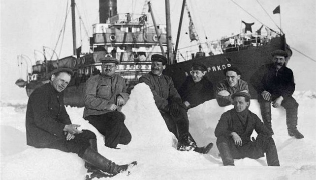 Сибиряковцы у своего затертого льдами парохода. Сентябрь 1932 г.