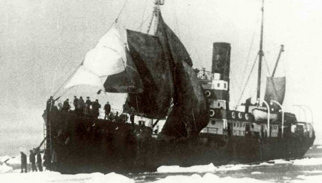 Ледокольный пароход «Александр Сибиряков» под черными парусами