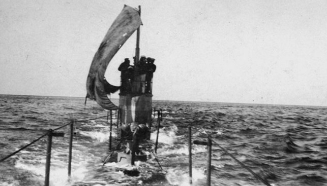 Российская подводная лодка "Нерпа" под "рыбачьим" парусом. 1916 г.