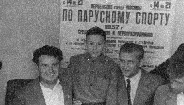С иностранными гостями яхт-клуба в дни Фестиваля молодежи и студентов 1957 года