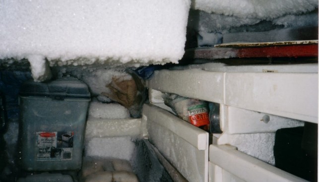 Перед первой зимовкой Тревор не знал, насколько трудно доставать продукты из заиндевевших рундуков