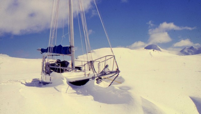 Снег оказался спасением – яхта, заметенная им, оказалась будто в коконе, она стала «термосом», сохраняя тепло
