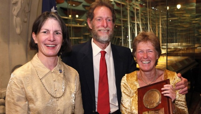 Командор Cruising Club of America Шейла МакКерди, Тревор Робертсон и Энни Хилл, в руках которой Blue Water Medal. 2010 г.