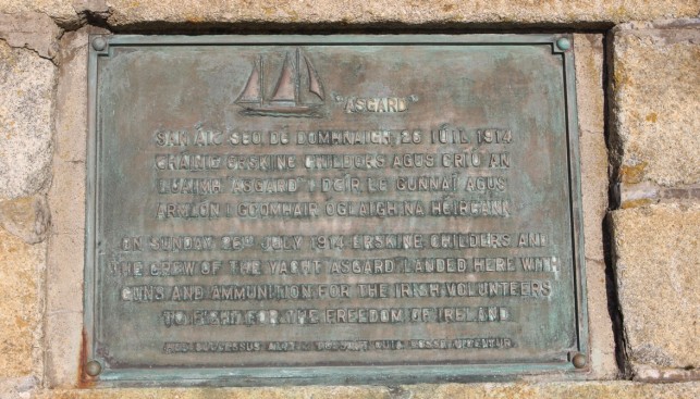 Мемориальная доска у маяка Хоут в честь яхты Asgard и в память об «оружейном рейсе»