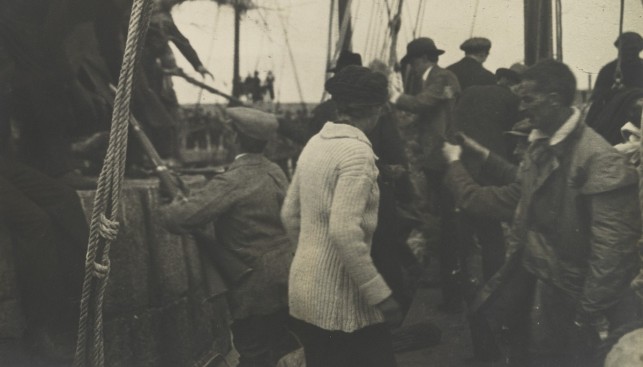 Ирландские волонтеры выгружают виентовки с яхты Asgard. 26 июля 1914 г.