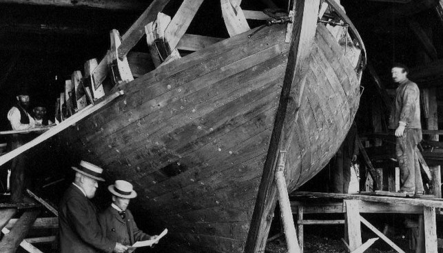 Строительство яхты Asgard. Слева – Колин Арчер. 1904 г.