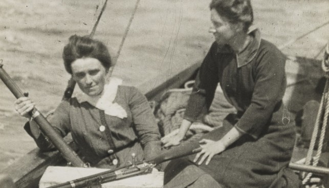 Мэри Спринг Райс и Молли Чайлдерс на борту яхты Asgard. 1914 г.