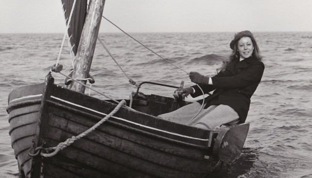 Дженни Агаттер, исполнившей в фильме «Загадка песков» роль Клары Долльман, пришлось научиться управляться с парусами, чтобы уверенно чувствовать себя и на динги, и в кадре