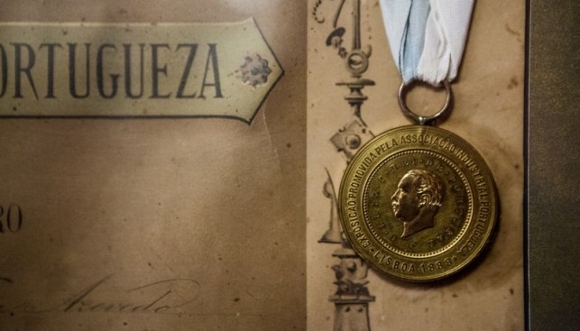 Медаль, врученная в 1888 году на выставке в Лиссабоне Эрнешту Лоуренсу Азеведо, за старт успешного бизнеса семьи на острове Фаял