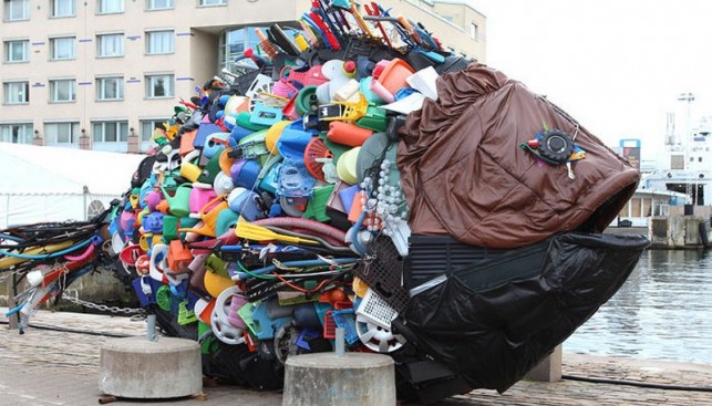 Такая скульптура появилась в 2015 году в порту шведского города Хельсинборг