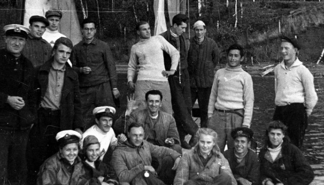 Георгий Нисский (стоит слева) среди яхтсменов на Клязьминском водохранилище. 1950-е гг.