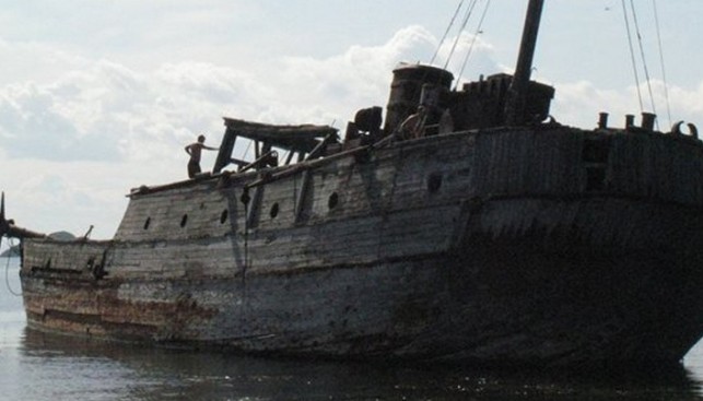 В бухте Витязь и сейчас можно увидеть останки шхун "королевской" флотилии. 2009 г.