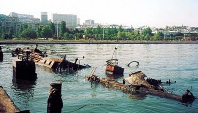 Бакинская бухта. Все, что осталось от баркентины "Кодор" после пожара в 1999 г.