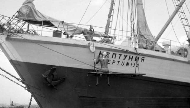 В Сингапуре экипаж "Нептунии" решил подновить название своего судна. Конец 1940-х гг.