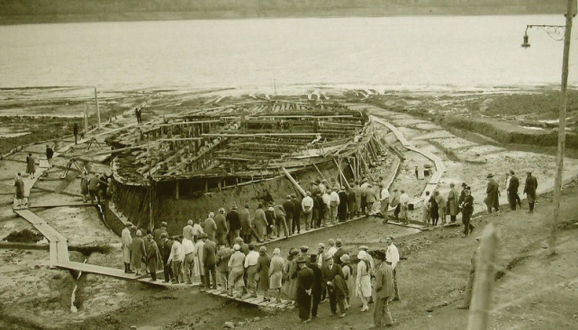 Первый из найденных кораблей Калигулы на берегу озера Неми. 1930 г.