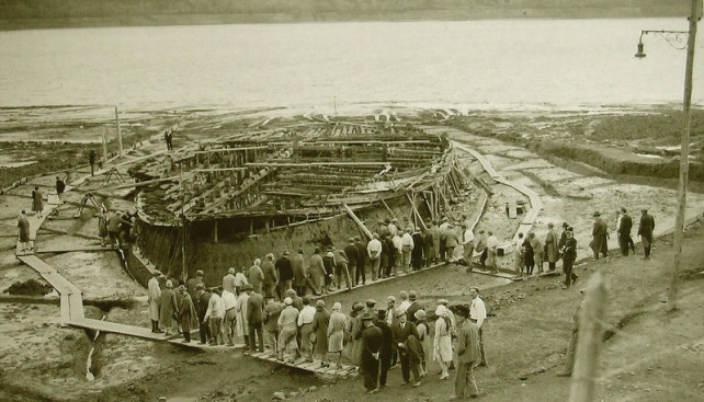 Первый из найденных кораблей Калигулы на берегу озера Неми. 1930 г.