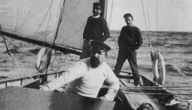 Поль Синьяк, на переднем плане, на своей лодке «Олимпия». 1895 г.