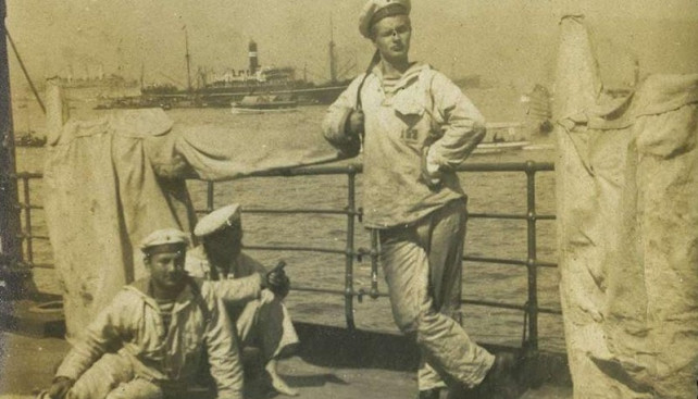 Стоит Ю. Шиманский, слева сидит К. Захарченко, они дружили всю жизнь, хотя жили в разных странах. Крейсер «Орел». Гонконг, 1918 г.